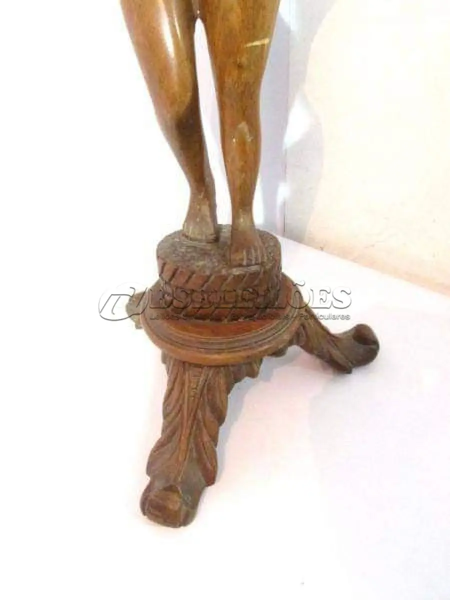LOTE 026 - FRUTEIRA DE ESCULTURA EM MADEIRA MACIÇA - 89 CM ALTURA (NO ESTADO)