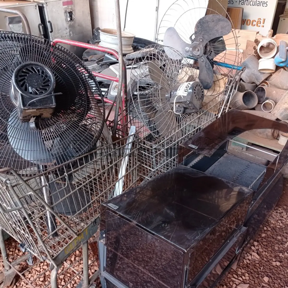 LOTE 607 - 02 CARRINHOS DE SUPERMERCADO, VÁRIOS VENTILADORES E 04 CAIXAS ORGANIZADORAS. (NO ESTADO) ATENÇÃO! FAZER A VISITAÇÃO ANTES DE ARREMATAR, NÃO SABEMOS SE FUNCIONA. LEILÃO NÃO TEM GARANTIA E NEM DEVOLUÇÃO, SUJEITO A POSSÍVEIS AVARIAS VISÍVEIS/OCULTAS E/OU AUSÊNCIA DE COMPONENTES.