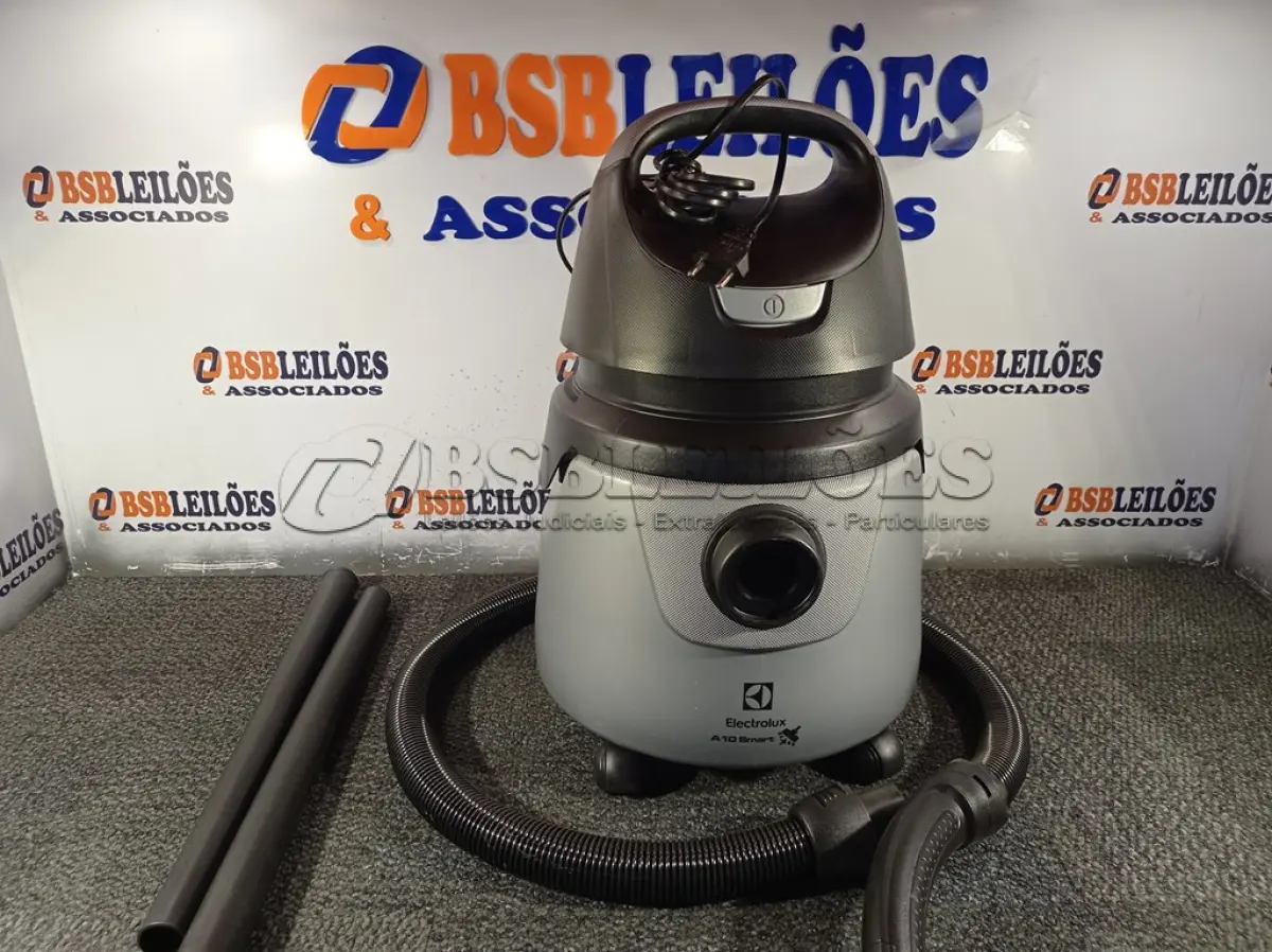 LOTE 190 - 01 - ASPIRADOR DE PÓ ELECTROLUX (NO ESTADO, NÃO SABEMOS SE FUNCIONA. LEILÃO NÃO TEM GARANTIA E NEM DEVOLUÇÃO, SUJEITO A POSSÍVEIS AVARIAS VISÍVEIS/OCULTAS E/OU AUSÊNCIA DE COMPONENTES)