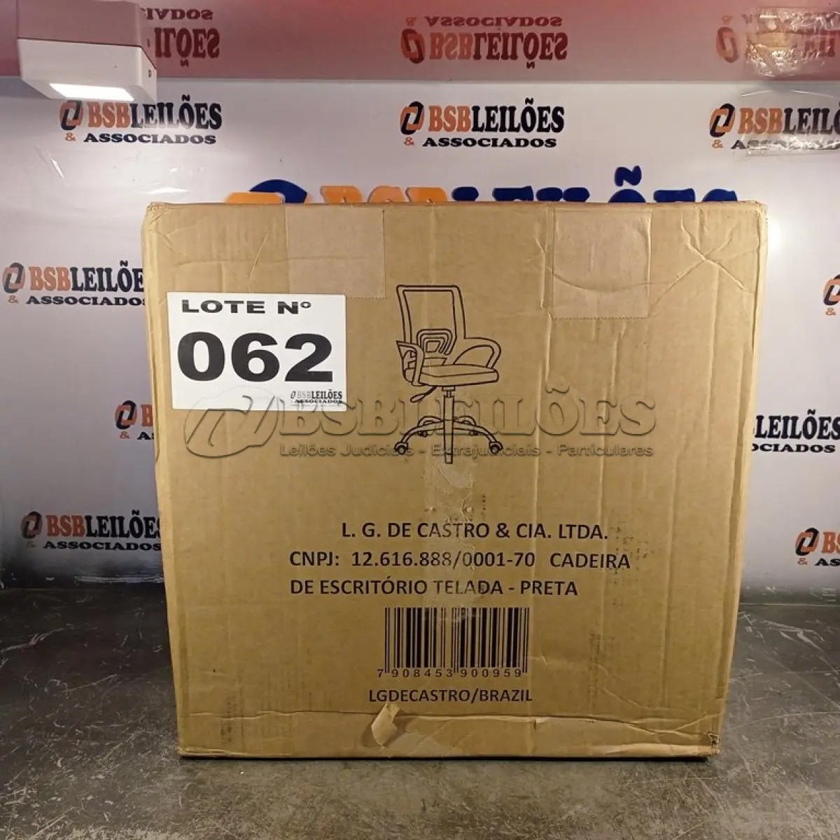 LOTE 062 - 01 - CADEIRA DE ESCRITÓRIO TELADA (NO ESTADO, NÃO SABEMOS SE FUNCIONA. LEILÃO NÃO TEM GARANTIA E NEM DEVOLUÇÃO, SUJEITO A POSSÍVEIS AVARIAS VISÍVEIS/OCULTAS E/OU AUSÊNCIA DE COMPONENTES)