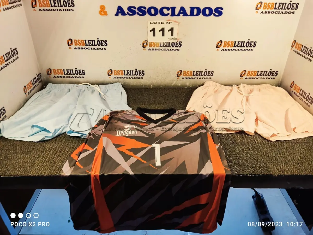 LOTE 111 - 10 – PEÇAS DE ROUPAS MASCULINAS DIVERSAS (NO ESTADO, NÃO SABEMOS SE FUNCIONA. LEILÃO NÃO TEM GARANTIA E NEM DEVOLUÇÃO, SUJEITO A POSSÍVEIS AVARIAS VISÍVEIS/OCULTAS E/OU AUSÊNCIA DE COMPONENTES)