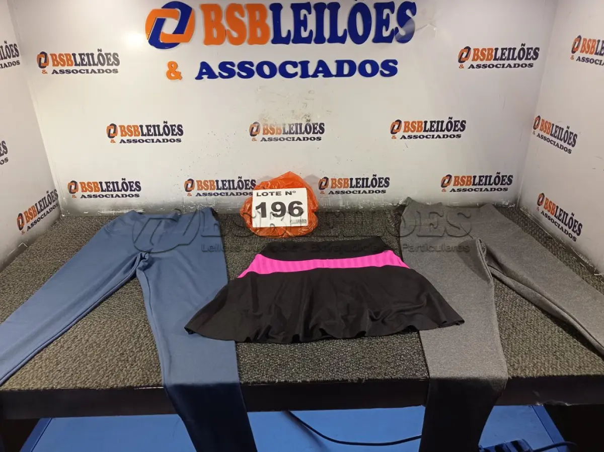 LOTE 196 - 15 – PEÇAS DE ROUPAS FEMININAS DIVERSAS (NO ESTADO, NÃO SABEMOS SE FUNCIONA. LEILÃO NÃO TEM GARANTIA E NEM DEVOLUÇÃO, SUJEITO A POSSÍVEIS AVARIAS VISÍVEIS/OCULTAS E/OU AUSÊNCIA DE COMPONENTES)