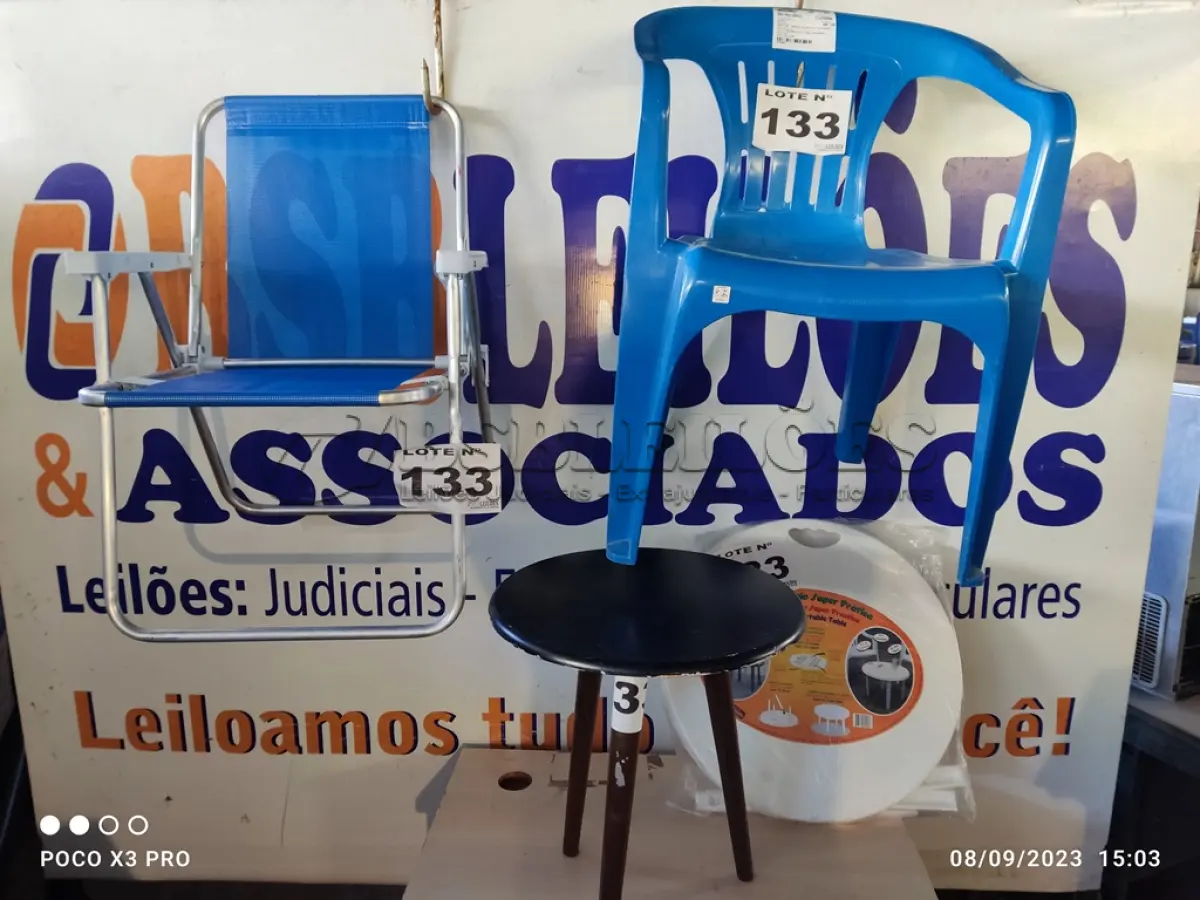 LOTE 133 - 02 – CADEIRAS E 2 MESAS (NO ESTADO, NÃO SABEMOS SE FUNCIONA. LEILÃO NÃO TEM GARANTIA E NEM DEVOLUÇÃO, SUJEITO A POSSÍVEIS AVARIAS VISÍVEIS/OCULTAS E/OU AUSÊNCIA DE COMPONENTES)