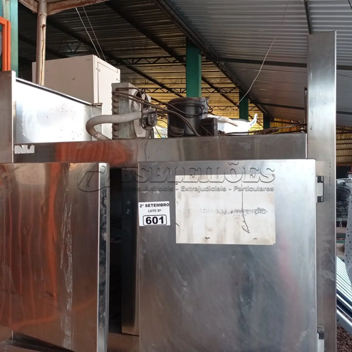 LOTE 601 - 01 GELADEIRA INDUSTRIAL EM INOX. (NO ESTADO) ATENÇÃO! FAZER A VISITAÇÃO ANTES DE ARREMATAR, NÃO SABEMOS SE FUNCIONA. LEILÃO NÃO TEM GARANTIA E NEM DEVOLUÇÃO, SUJEITO A POSSÍVEIS AVARIAS VISÍVEIS/OCULTAS E/OU AUSÊNCIA DE COMPONENTES.