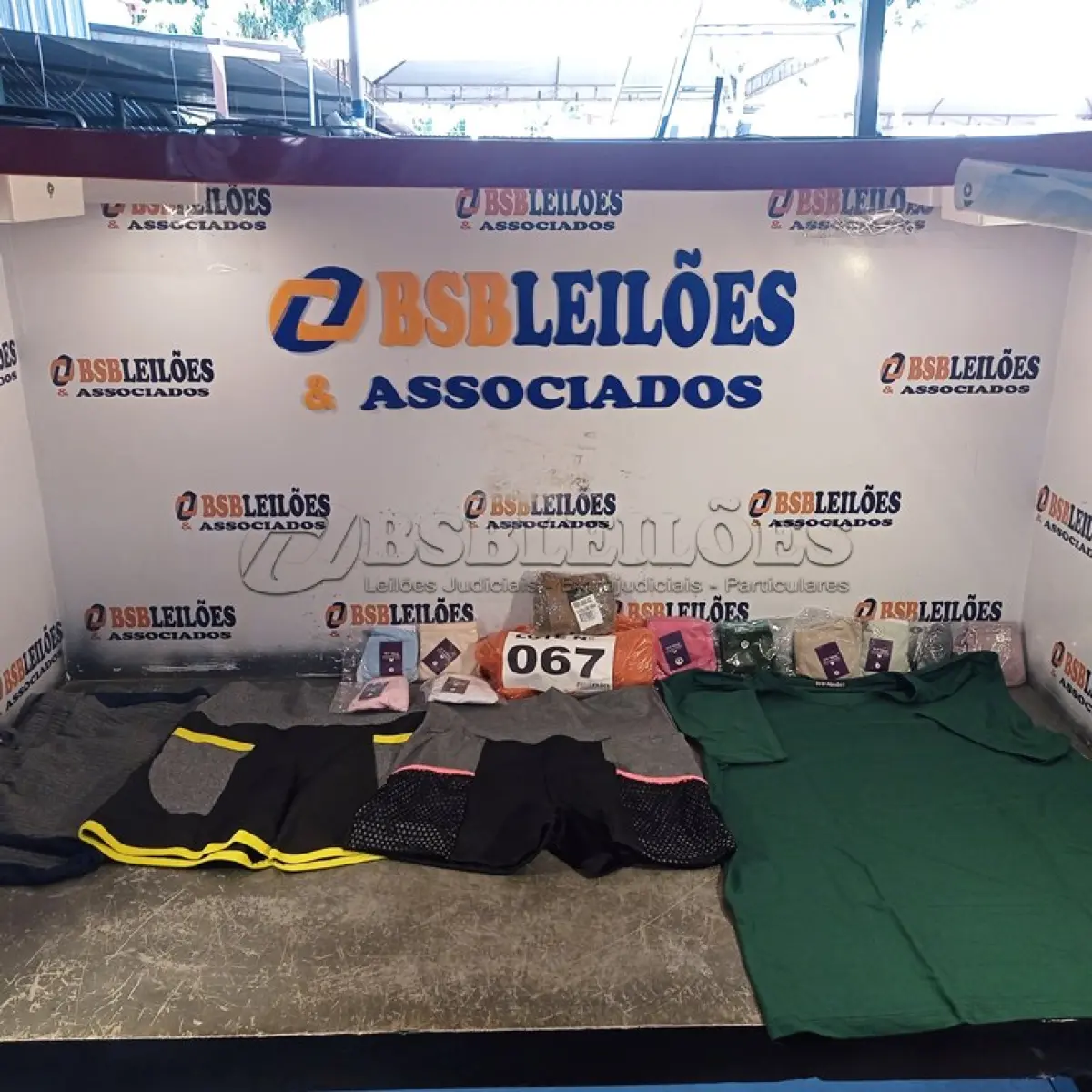 LOTE 067 - 15 – PEÇAS DE ROUPAS FEMININAS DIVERSAS (NO ESTADO, NÃO SABEMOS SE FUNCIONA. LEILÃO NÃO TEM GARANTIA E NEM DEVOLUÇÃO, SUJEITO A POSSÍVEIS AVARIAS VISÍVEIS/OCULTAS E/OU AUSÊNCIA DE COMPONENTES)