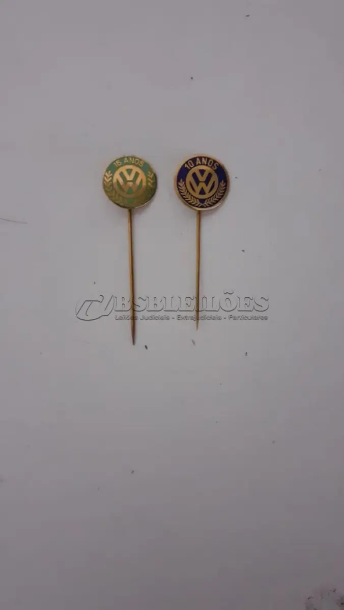LOTE 021 - RAROS BROCHES DE EX FUNCIONÁRIO  COMEMORATIVOS VOLKSWAGEN COM 3,7 GRAMAS DE OURO 10 E 15 ANOS (NO ESTADO)