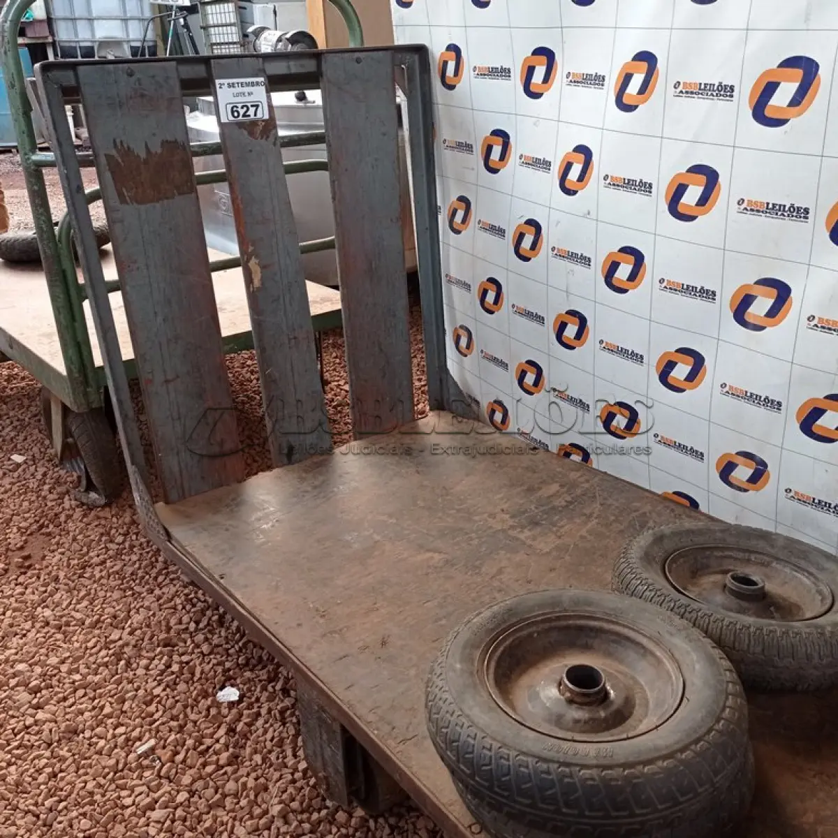 LOTE 627 - 01 CARRINHO PARA TRANSPORTE DE CARGAS COM AVARIAS. (NO ESTADO) ATENÇÃO! FAZER A VISITAÇÃO ANTES DE ARREMATAR, NÃO SABEMOS SE FUNCIONA. LEILÃO NÃO TEM GARANTIA E NEM DEVOLUÇÃO, SUJEITO A POSSÍVEIS AVARIAS VISÍVEIS/OCULTAS E/OU AUSÊNCIA DE COMPONENTES.