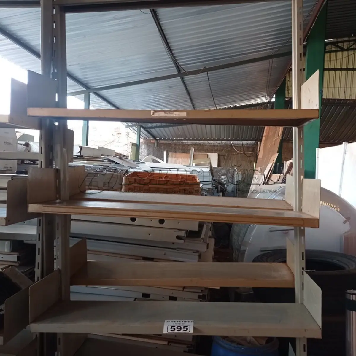 LOTE 595 - 01 ESTANTE EM AÇO COM 07 PRATELEIRAS. (NO ESTADO) ATENÇÃO! FAZER A VISITAÇÃO ANTES DE ARREMATAR, NÃO SABEMOS SE FUNCIONA. LEILÃO NÃO TEM GARANTIA E NEM DEVOLUÇÃO, SUJEITO A POSSÍVEIS AVARIAS VISÍVEIS/OCULTAS E/OU AUSÊNCIA DE COMPONENTES.