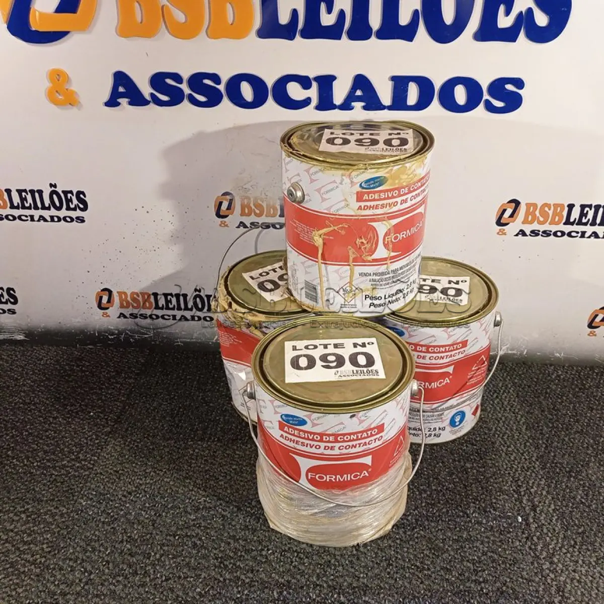 LOTE 090 - 04 - LATAS ADESIVO DE CONTATO FORMICA (NO ESTADO, NÃO SABEMOS SE FUNCIONA. LEILÃO NÃO TEM GARANTIA E NEM DEVOLUÇÃO, SUJEITO A POSSÍVEIS AVARIAS VISÍVEIS/OCULTAS E/OU AUSÊNCIA DE COMPONENTES)