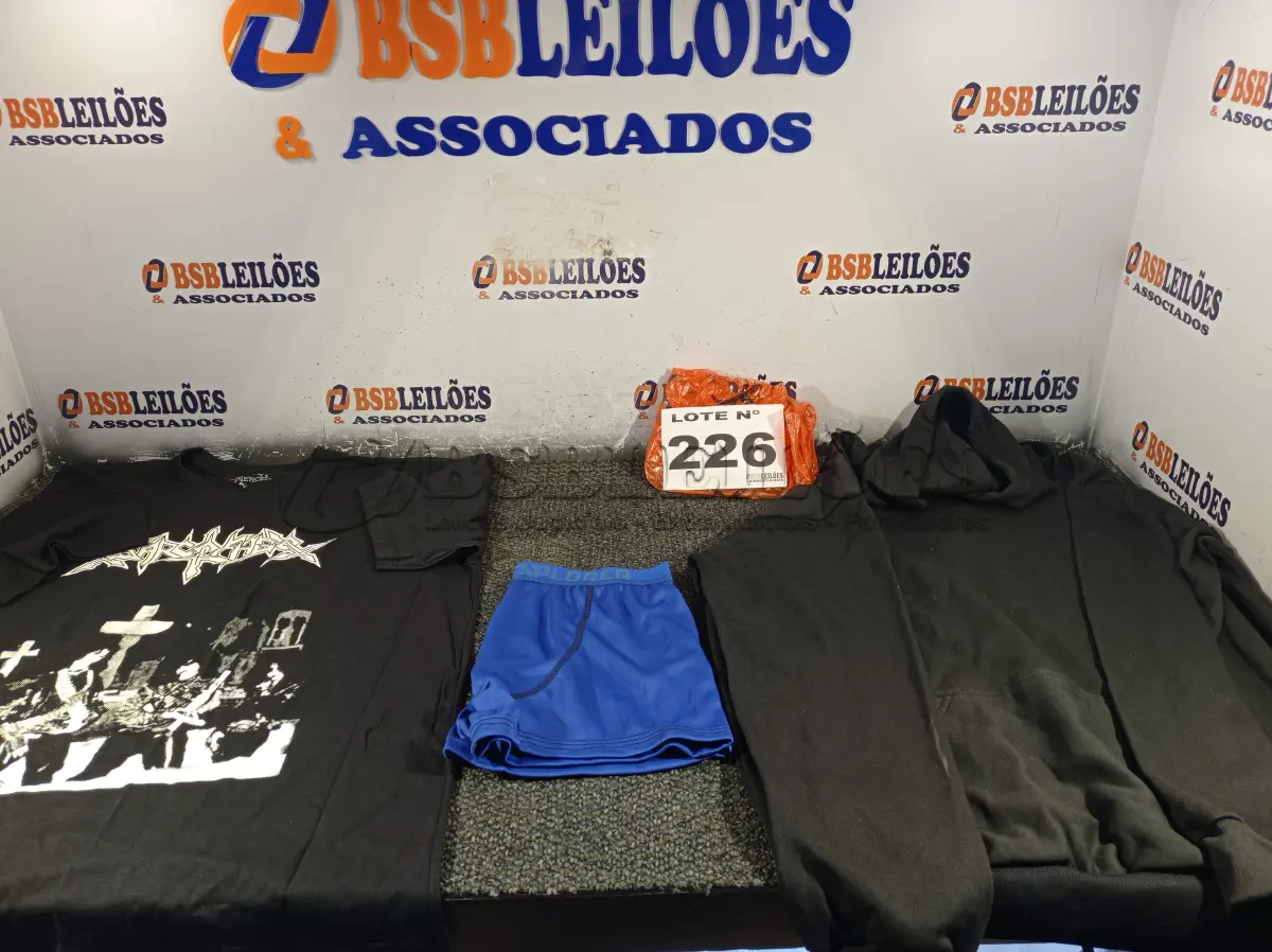 LOTE 226 - 13 – PEÇAS DE ROUPAS MASCULINAS DIVERSAS (NO ESTADO, NÃO SABEMOS SE FUNCIONA. LEILÃO NÃO TEM GARANTIA E NEM DEVOLUÇÃO, SUJEITO A POSSÍVEIS AVARIAS VISÍVEIS/OCULTAS E/OU AUSÊNCIA DE COMPONENTES)