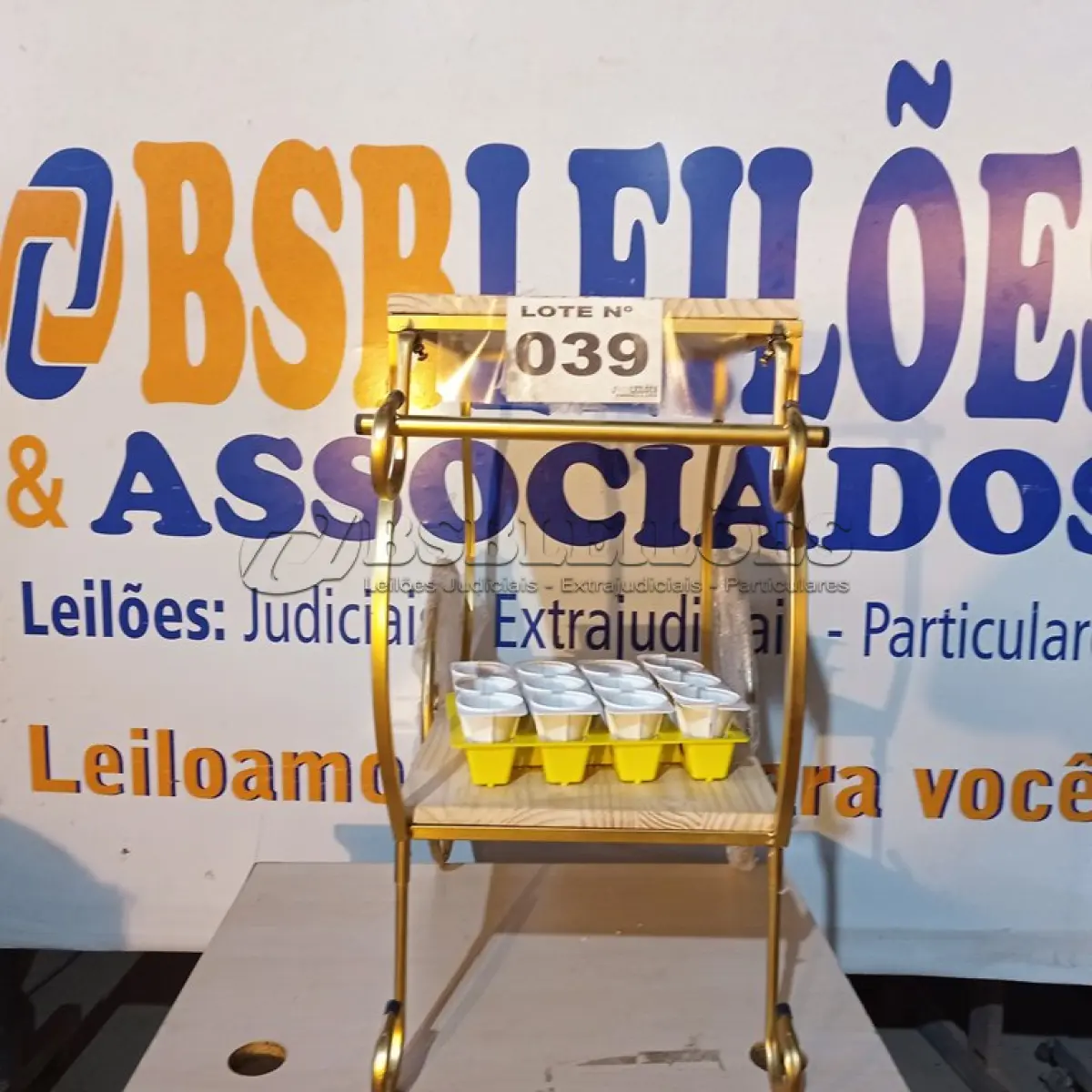 LOTE 039 - 01 - CARRINHO DE CHÁ DECORAÇÃO FESTAS (NO ESTADO, NÃO SABEMOS SE FUNCIONA. LEILÃO NÃO TEM GARANTIA E NEM DEVOLUÇÃO, SUJEITO A POSSÍVEIS AVARIAS VISÍVEIS/OCULTAS E/OU AUSÊNCIA DE COMPONENTES)