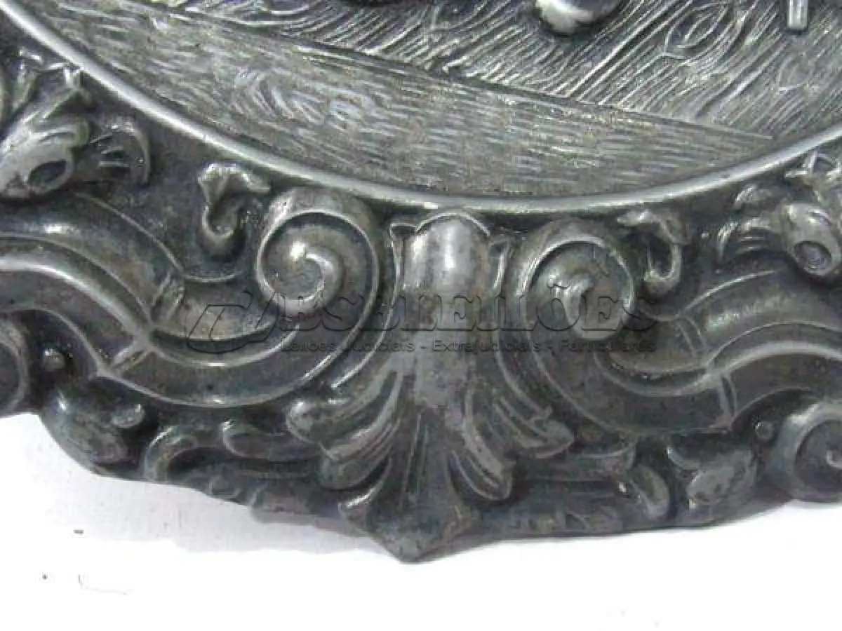 LOTE 033 - PRATO DE PAREDE DECORATIVO  EM PEWTER, MEDIDAS: 25,8 CM DE DIÂMETRO (NO ESTADO)