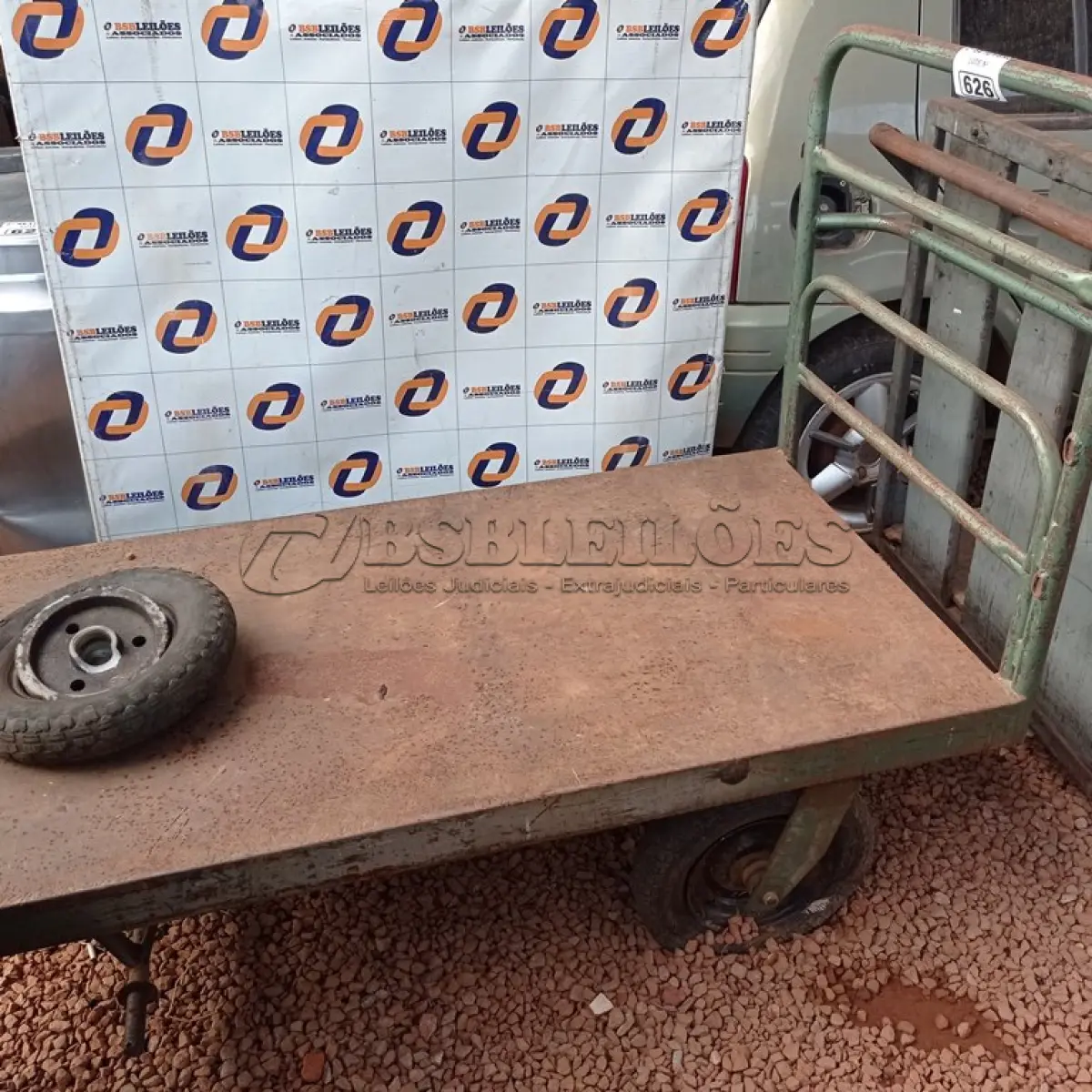LOTE 626 - 01 CARRINHO PARA TRANSPORTE DE CARGAS COM AVARIAS. (NO ESTADO) ATENÇÃO! FAZER A VISITAÇÃO ANTES DE ARREMATAR, NÃO SABEMOS SE FUNCIONA. LEILÃO NÃO TEM GARANTIA E NEM DEVOLUÇÃO, SUJEITO A POSSÍVEIS AVARIAS VISÍVEIS/OCULTAS E/OU AUSÊNCIA DE COMPONENTES.
