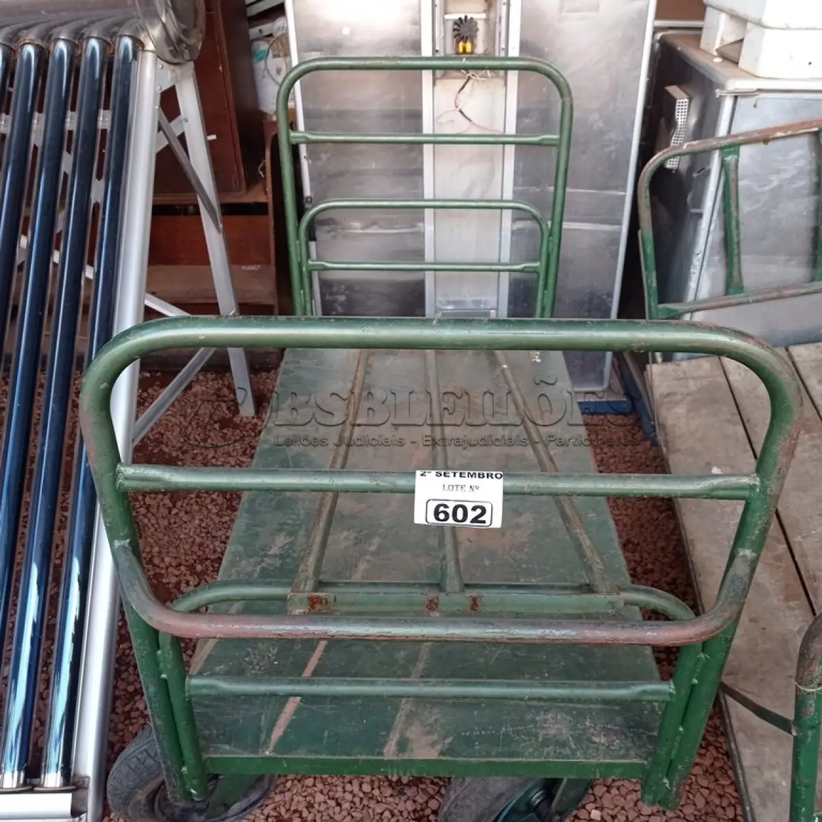 LOTE 602 - 01 CARRINHO PARA TRANSPORTE DE CARGAS COM AVARIAS. (NO ESTADO) ATENÇÃO! FAZER A VISITAÇÃO ANTES DE ARREMATAR, NÃO SABEMOS SE FUNCIONA. LEILÃO NÃO TEM GARANTIA E NEM DEVOLUÇÃO, SUJEITO A POSSÍVEIS AVARIAS VISÍVEIS/OCULTAS E/OU AUSÊNCIA DE COMPONENTES.