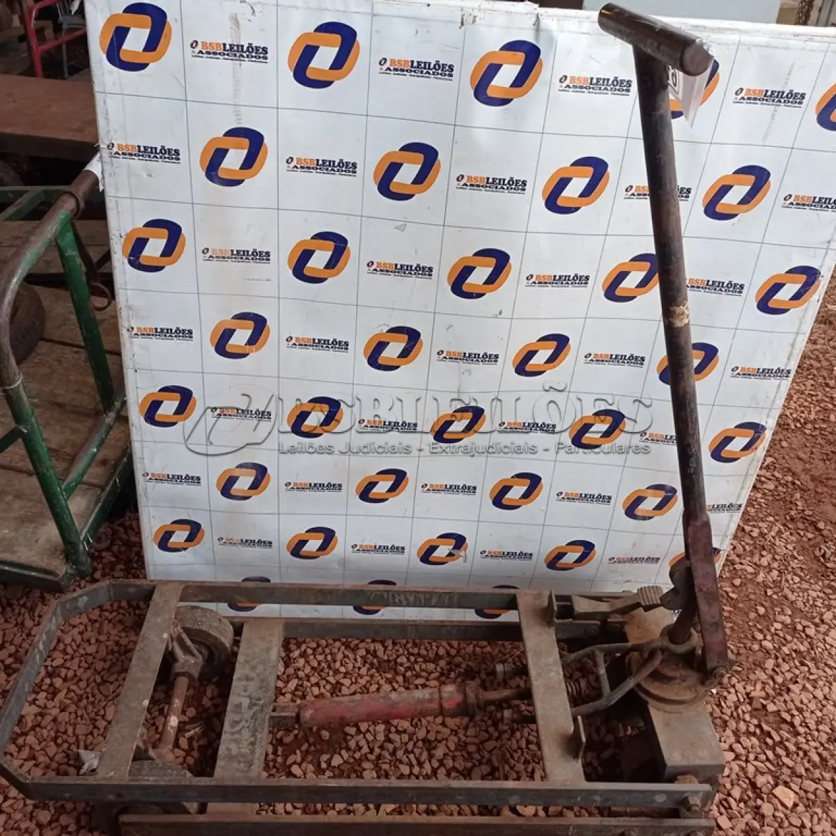 LOTE 619 - 01 CARRINHO PARA TRANSPORTE DE CARGAS COM AVARIAS. (NO ESTADO) ATENÇÃO! FAZER A VISITAÇÃO ANTES DE ARREMATAR, NÃO SABEMOS SE FUNCIONA. LEILÃO NÃO TEM GARANTIA E NEM DEVOLUÇÃO, SUJEITO A POSSÍVEIS AVARIAS VISÍVEIS/OCULTAS E/OU AUSÊNCIA DE COMPONENTES.