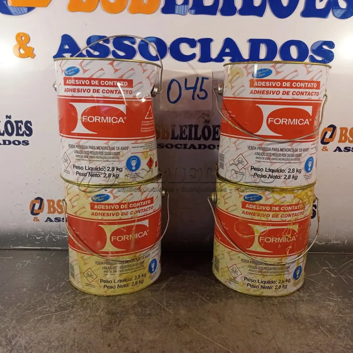 LOTE 045 - 04 - LATAS ADESIVO DE CONTATO FORMICA (NO ESTADO, NÃO SABEMOS SE FUNCIONA. LEILÃO NÃO TEM GARANTIA E NEM DEVOLUÇÃO, SUJEITO A POSSÍVEIS AVARIAS VISÍVEIS/OCULTAS E/OU AUSÊNCIA DE COMPONENTES)