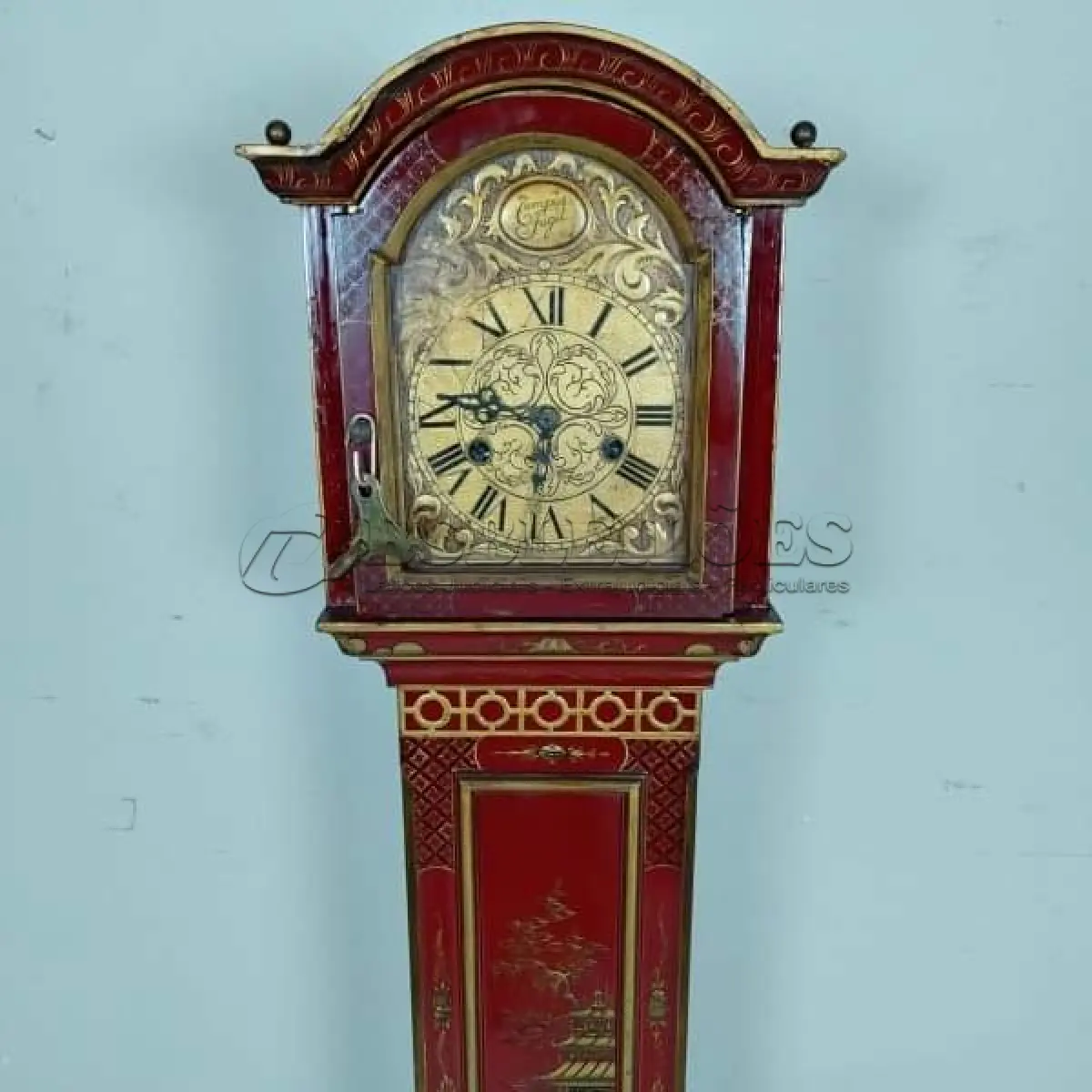 LOTE 001 - RARO RELÓGIO DE COLUNA ORIENTAL, TEMPOS FUGIT  DE CORDA TAMANHO:1M E 32CM. FUNCIONADO COM CHAVE A CORDA. RELÓGIO MUITO ANTIGO COM SINAS (NO ESTADO)