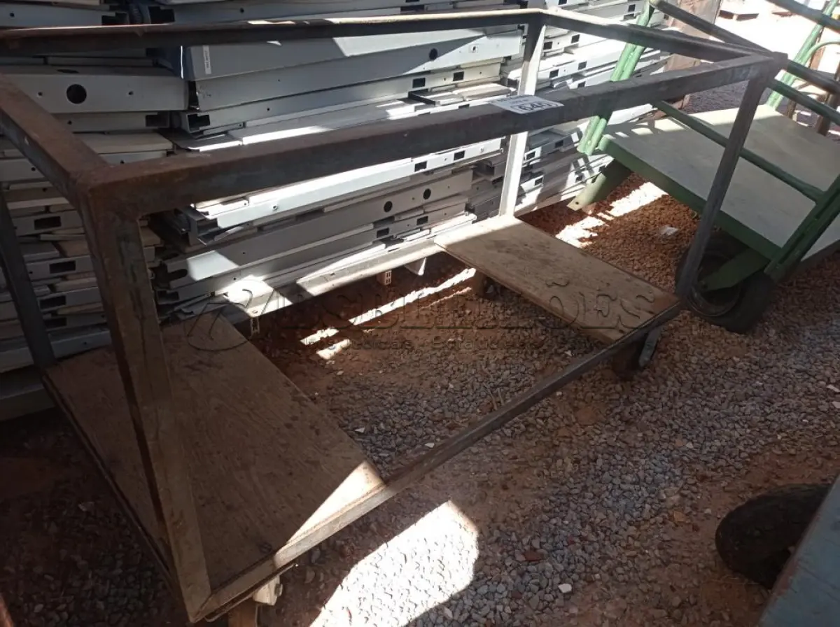 LOTE 640 - 01 CARRINHO PARA TRANSPORTE DE CARGAS COM AVARIAS. (NO ESTADO) ATENÇÃO! FAZER A VISITAÇÃO ANTES DE ARREMATAR, NÃO SABEMOS SE FUNCIONA. LEILÃO NÃO TEM GARANTIA E NEM DEVOLUÇÃO, SUJEITO A POSSÍVEIS AVARIAS VISÍVEIS/OCULTAS E/OU AUSÊNCIA DE COMPONENTES.