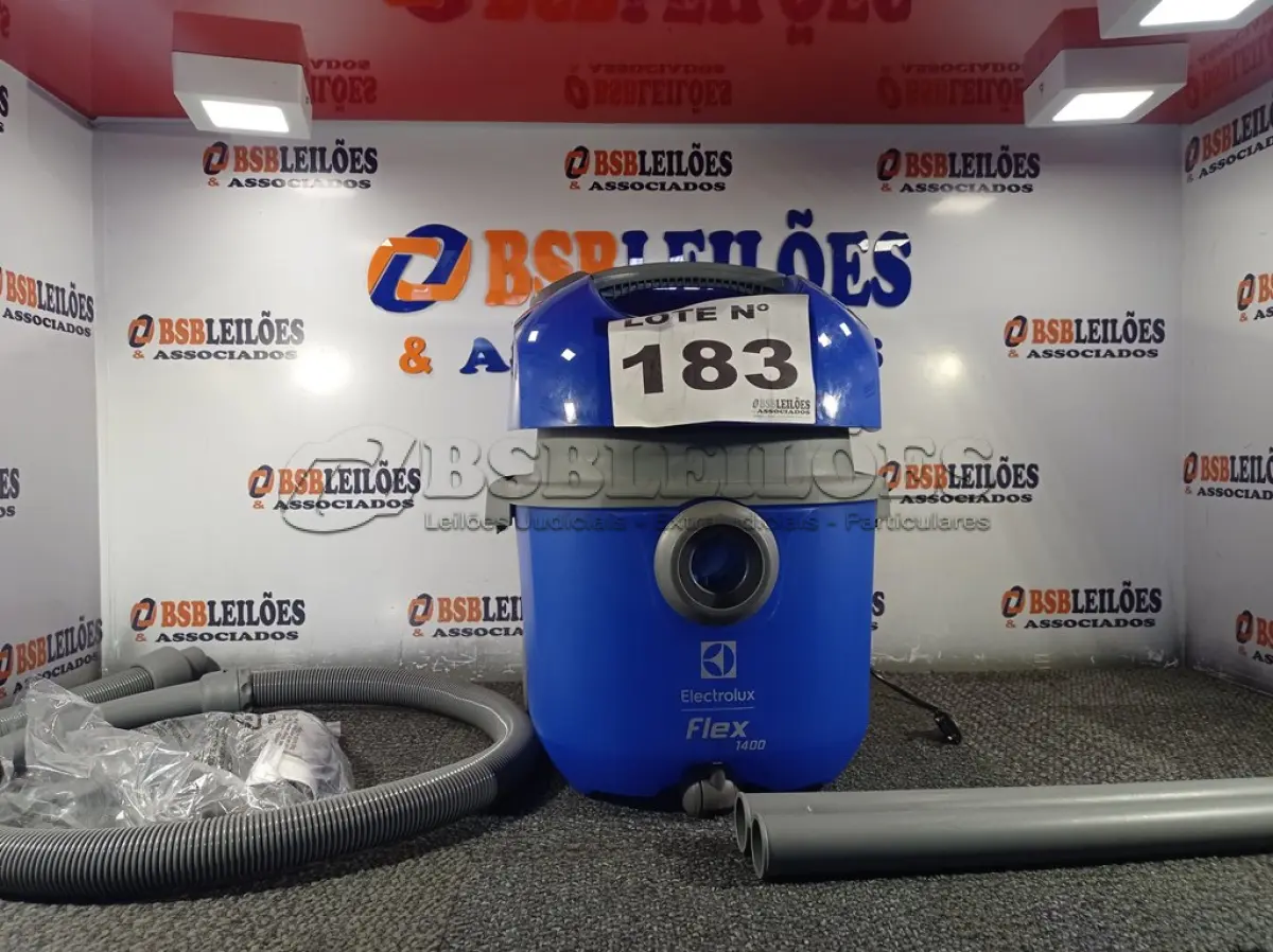 LOTE 183 - 01 - ASPIRADOR ELECTROLUX FLEXN PÓ E ÁGUA 1400W 220 VOLTS (NO ESTADO, NÃO SABEMOS SE FUNCIONA. LEILÃO NÃO TEM GARANTIA E NEM DEVOLUÇÃO, SUJEITO A POSSÍVEIS AVARIAS VISÍVEIS/OCULTAS E/OU AUSÊNCIA DE COMPONENTES)