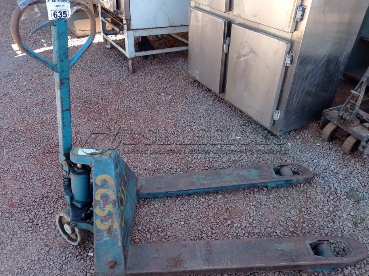 LOTE 635 - 01 BURRINHA COM AVARIAS. (NO ESTADO) ATENÇÃO! FAZER A VISITAÇÃO ANTES DE ARREMATAR, NÃO SABEMOS SE FUNCIONA. LEILÃO NÃO TEM GARANTIA E NEM DEVOLUÇÃO, SUJEITO A POSSÍVEIS AVARIAS VISÍVEIS/OCULTAS E/OU AUSÊNCIA DE COMPONENTES.