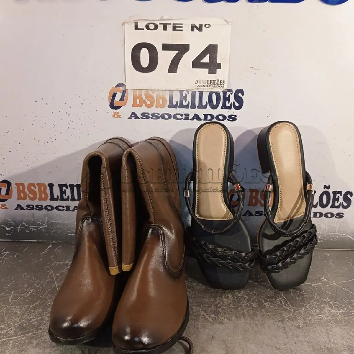 LOTE 074 - 02 – PARES DE CALÇADOS FEMININO Nº 35 (NO ESTADO, NÃO SABEMOS SE FUNCIONA. LEILÃO NÃO TEM GARANTIA E NEM DEVOLUÇÃO, SUJEITO A POSSÍVEIS AVARIAS VISÍVEIS/OCULTAS E/OU AUSÊNCIA DE COMPONENTES)