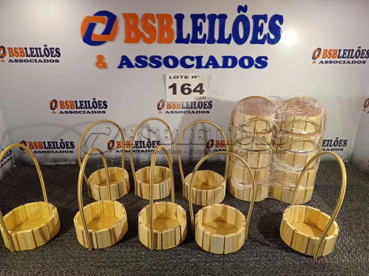 LOTE 164 - 18 – CESTAS DE MADEIRA (NO ESTADO, NÃO SABEMOS SE FUNCIONA. LEILÃO NÃO TEM GARANTIA E NEM DEVOLUÇÃO, SUJEITO A POSSÍVEIS AVARIAS VISÍVEIS/OCULTAS E/OU AUSÊNCIA DE COMPONENTES)