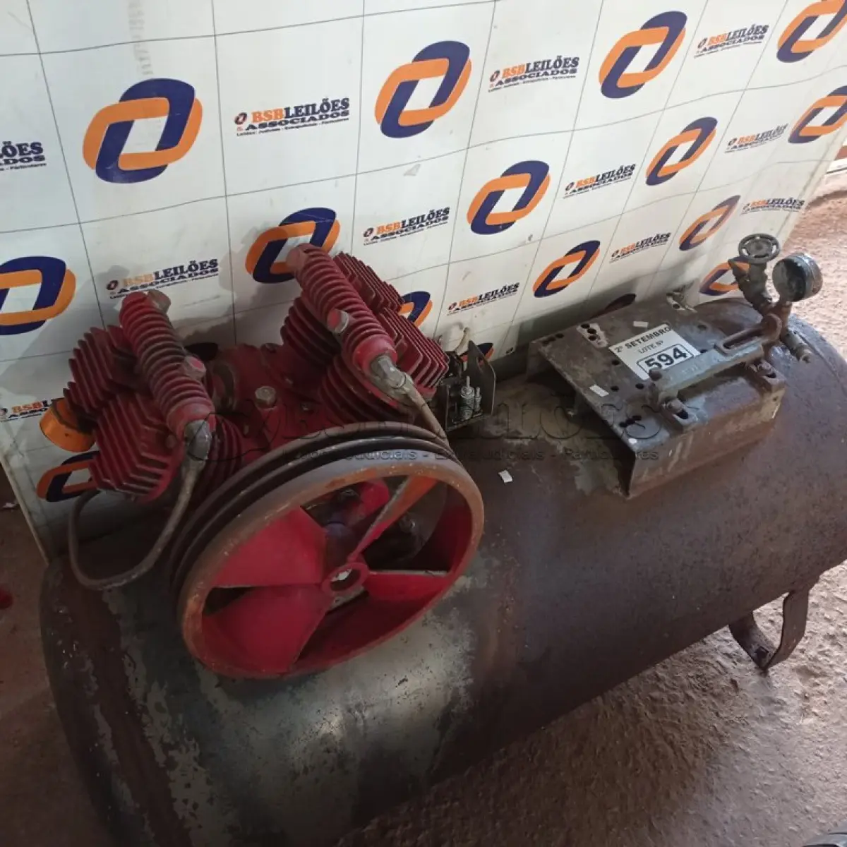 LOTE 594 - 01 COMPRESSOR DE AR INCOMPLETO. (NO ESTADO) ATENÇÃO! FAZER A VISITAÇÃO ANTES DE ARREMATAR, NÃO SABEMOS SE FUNCIONA. LEILÃO NÃO TEM GARANTIA E NEM DEVOLUÇÃO, SUJEITO A POSSÍVEIS AVARIAS VISÍVEIS/OCULTAS E/OU AUSÊNCIA DE COMPONENTES.