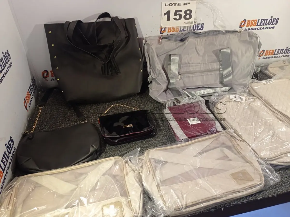 LOTE 158 - 12 - BOLSAS NECESSAIRE LIPO MANUAL CORPS LIGNEA, 04 BOLSAS DIVERSAS E 02 BOLSAS SACOLA DE MÃO SENDO 01 PEQUENA. (NO ESTADO, NÃO SABEMOS SE FUNCIONA. LEILÃO NÃO TEM GARANTIA E NEM DEVOLUÇÃO, SUJEITO A POSSÍVEIS AVARIAS VISÍVEIS/OCULTAS E/OU AUSÊNCIA DE COMPONENTES)