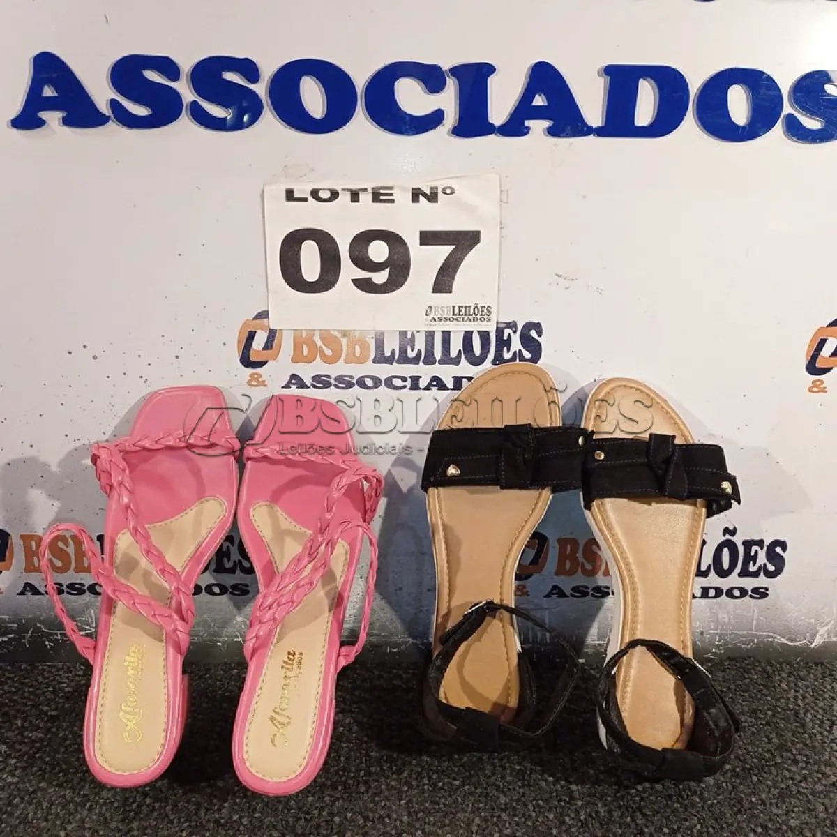 LOTE 097 - 02 – PARES DE CALÇADOS FEMININO Nº 36 (NO ESTADO, NÃO SABEMOS SE FUNCIONA. LEILÃO NÃO TEM GARANTIA E NEM DEVOLUÇÃO, SUJEITO A POSSÍVEIS AVARIAS VISÍVEIS/OCULTAS E/OU AUSÊNCIA DE COMPONENTES)