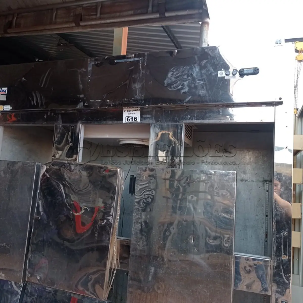 LOTE 616 - 01 GELADEIRA INDUSTRIAL EM INOX. (NO ESTADO) ATENÇÃO! FAZER A VISITAÇÃO ANTES DE ARREMATAR, NÃO SABEMOS SE FUNCIONA. LEILÃO NÃO TEM GARANTIA E NEM DEVOLUÇÃO, SUJEITO A POSSÍVEIS AVARIAS VISÍVEIS/OCULTAS E/OU AUSÊNCIA DE COMPONENTES.