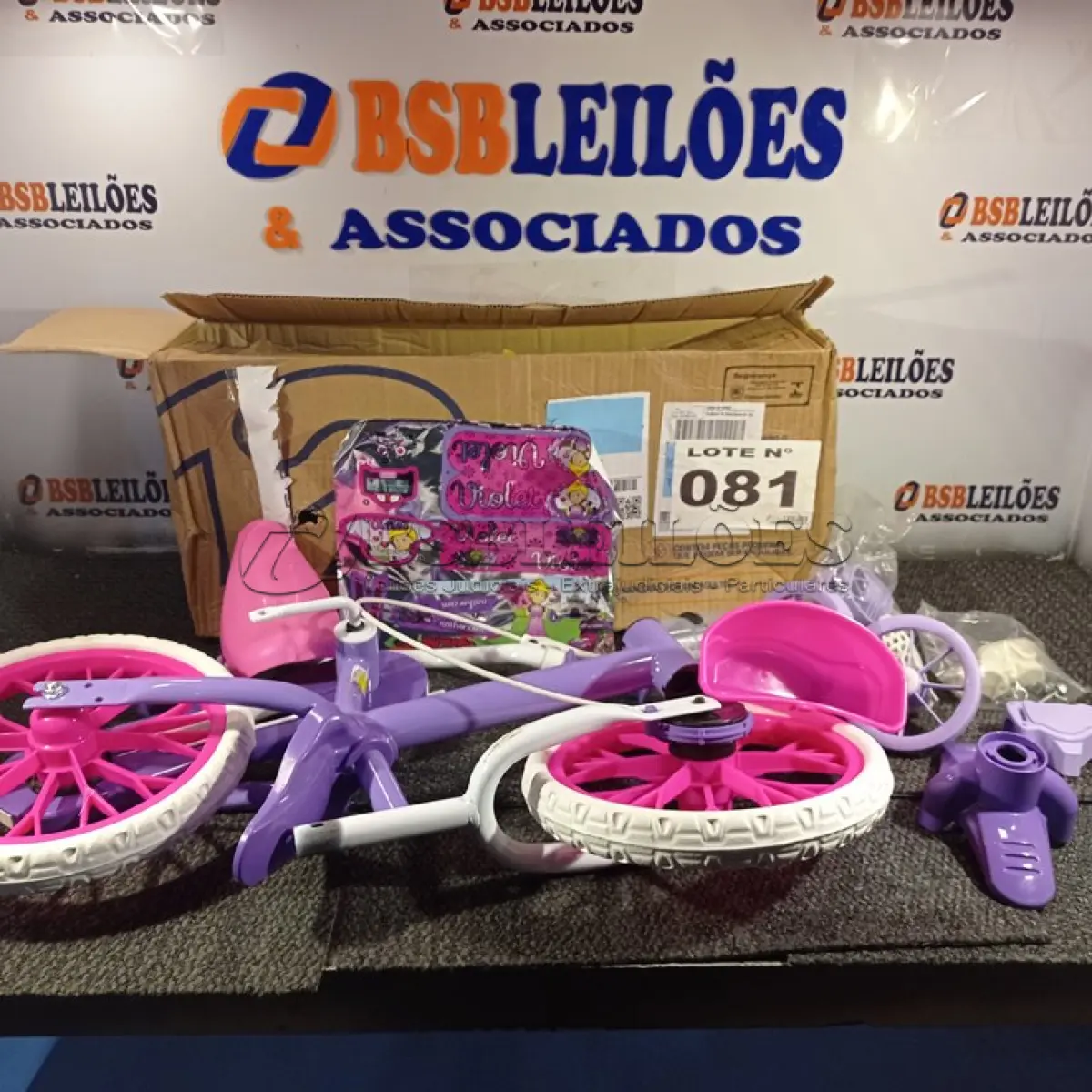 LOTE 081 - 01 - BICICLETA INFANTIL ARO 12 VIOLET COM RODINHAS, NATHOR (NO ESTADO, NÃO SABEMOS SE FUNCIONA. LEILÃO NÃO TEM GARANTIA E NEM DEVOLUÇÃO, SUJEITO A POSSÍVEIS AVARIAS VISÍVEIS/OCULTAS E/OU AUSÊNCIA DE COMPONENTES)