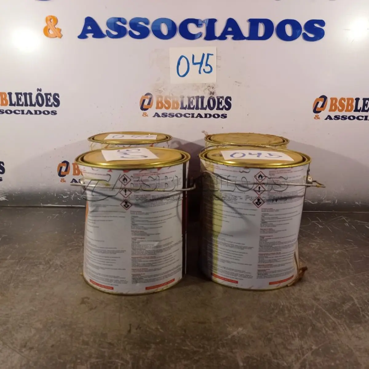 LOTE 045 - 04 - LATAS ADESIVO DE CONTATO FORMICA (NO ESTADO, NÃO SABEMOS SE FUNCIONA. LEILÃO NÃO TEM GARANTIA E NEM DEVOLUÇÃO, SUJEITO A POSSÍVEIS AVARIAS VISÍVEIS/OCULTAS E/OU AUSÊNCIA DE COMPONENTES)