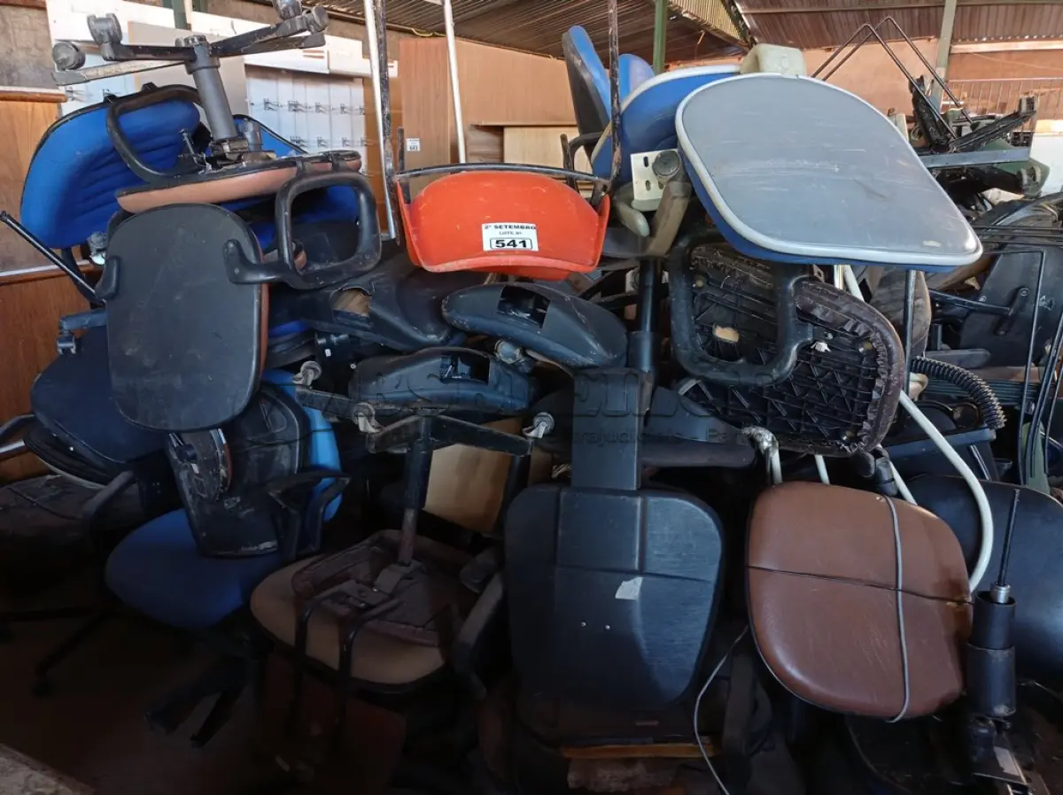 LOTE 541 - 01 LOTE COM VÁRIAS CADEIRAS DE ESCRITÓRIO MARCAS E MODELOS DIVERSOS. (NO ESTADO) ATENÇÃO! FAZER A VISITAÇÃO ANTES DE ARREMATAR, NÃO SABEMOS SE FUNCIONA. LEILÃO NÃO TEM GARANTIA E NEM DEVOLUÇÃO, SUJEITO A POSSÍVEIS AVARIAS VISÍVEIS/OCULTAS E/OU AUSÊNCIA DE COMPONENTES.