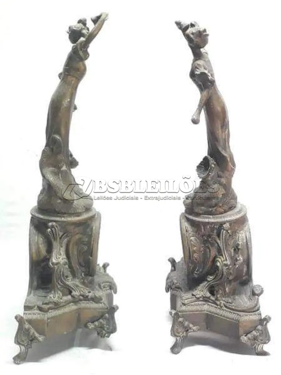 LOTE 154 - RELÍQUIA RELÓGIO FEITO DE BRONZE ANOS 70 TAMANHO: 67/19/34 OBS (FALTA UM PESINHO) (NO ESTADO)