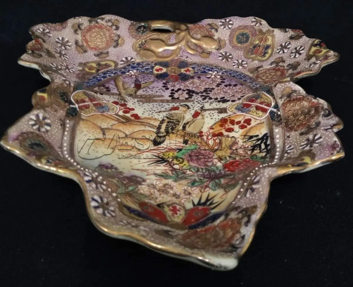 LOTE 120 - LINDÍSSIMO E RARO CENTRO DE MESA SATZUMA IMPORTADO  CHINES, EM PORCELANA, AO GOSTO POLICROMADO E REALÇADA A OURO, 25X27 CM . PEÇA MARCADA AO FUNDO (NO ESTADO)