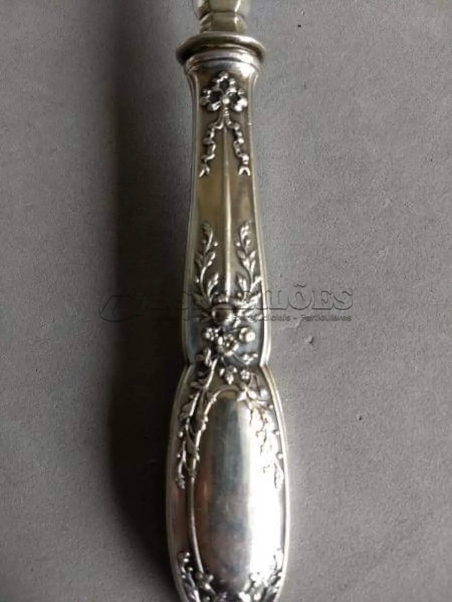 LOTE 105 - LINDA CONCHA ESPESSURADA A PRATA. MEDE 23 CM(NO ESTADO)