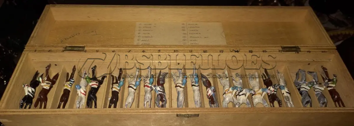 LOTE 078 - COLEÇÃO COM 20  MINIATURAS DE CAVALOS DE CORRIDA ANTIGOS DÉCADA DE 80 COM  JÓQUEIS EM CHUMBO, POLICROMADA, NO ESTOJO DE MADEIRA COM DIVISÓRIAS OBS DUAS MINIATURAS FALTANDO UMA PERNA (NO ESTADO)