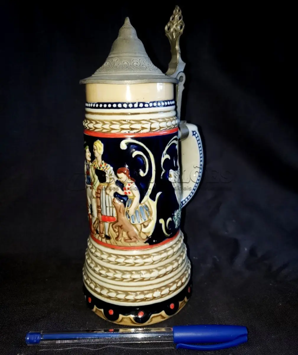LOTE 073 - DUAS ANTIGAS E RARAS TANKARDS, CIRCA DE 1940 (NO ESTADO)
