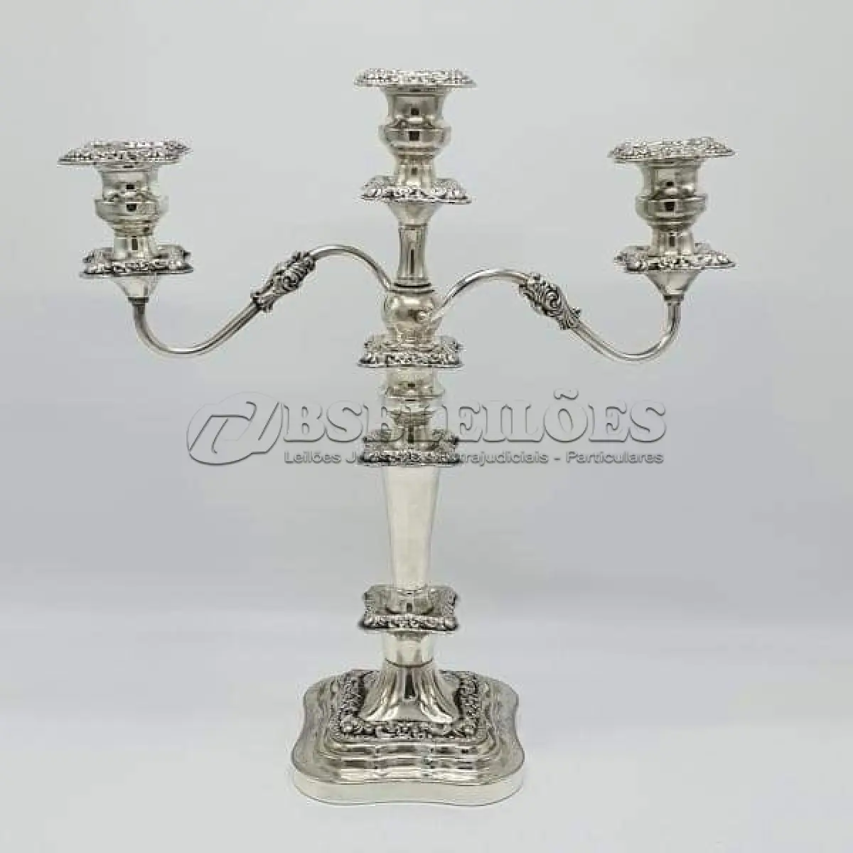 LOTE 141 - CANDELABROS, INGLESES, EM COBRE BANHO DE PRATA,  PODEM SER USADOS COMO CASTIÇAL, PARTES REMOVÍVEIS (46CM X 41CM). (NO ESTADO)