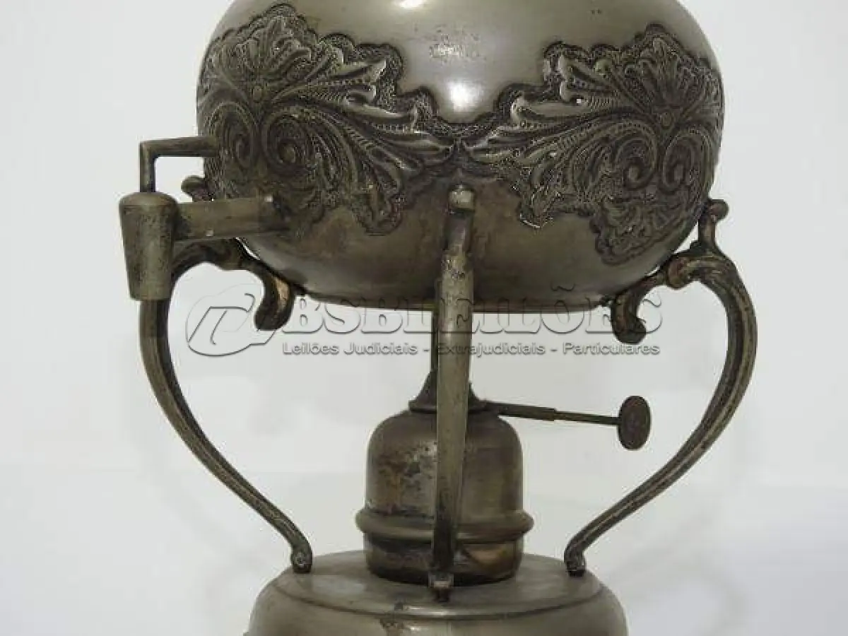 LOTE 156 - ANTIGO SAMOVAR EM METAL 52 DE ALTURA PESA  3,105KG (NO ESTADO)