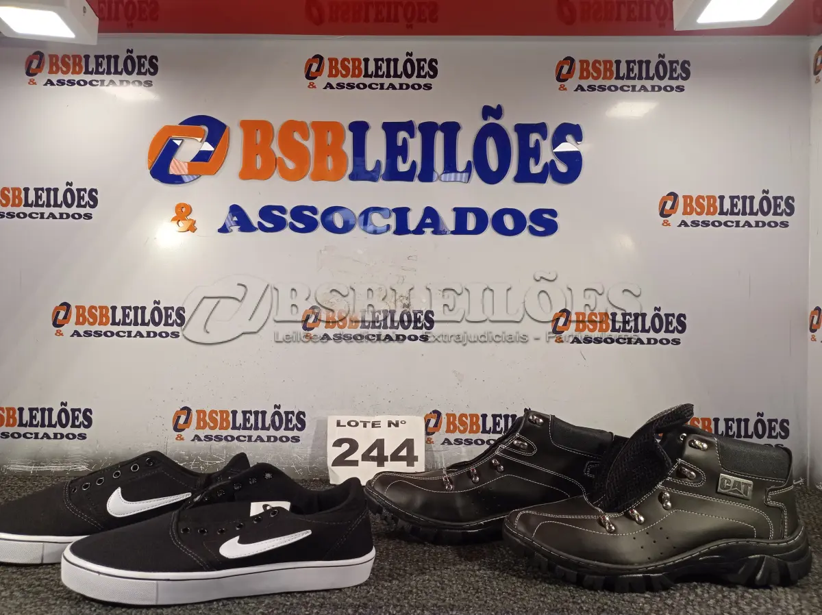 LOTE 244 - 02 – PARES DE CALÇADOS MASCULINOS Nº 40 (NO ESTADO, NÃO SABEMOS SE FUNCIONA. LEILÃO NÃO TEM GARANTIA E NEM DEVOLUÇÃO, SUJEITO A POSSÍVEIS AVARIAS VISÍVEIS/OCULTAS E/OU AUSÊNCIA DE COMPONENTES)