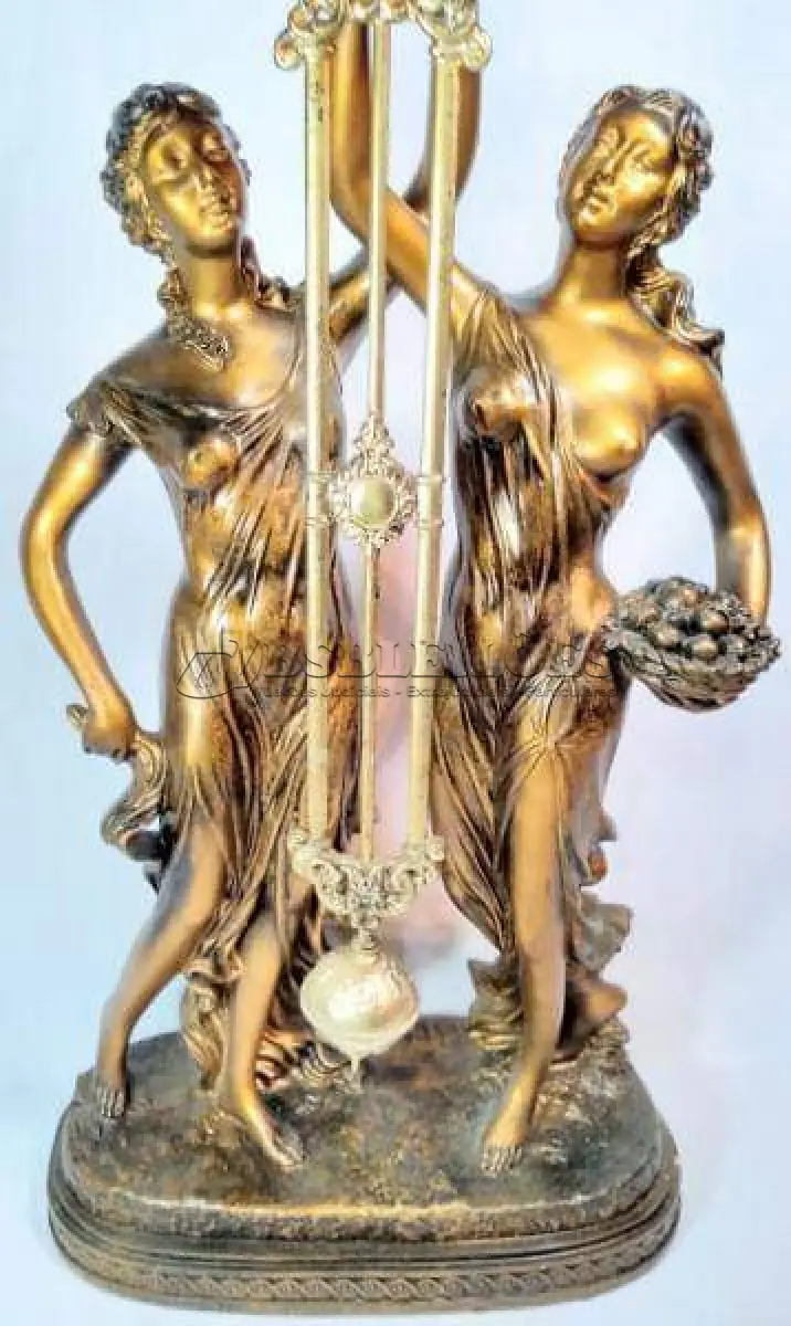 LOTE 067 - LINDO RELÓGIO DE MESA ITALIANO, PATINADO A OURO,. MED 70X33X18 CM (NO ESTADO)