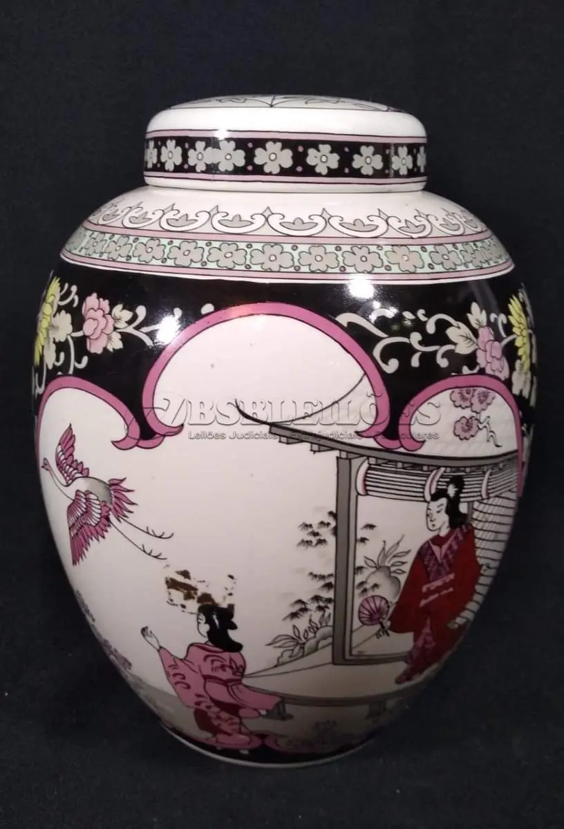 LOTE 116 - ANTIGO POTICHE DE COLEÇÃO NO ESTILO CHINES,  EM PORCELANA MED 26X20 CM.(NO ESTADO)