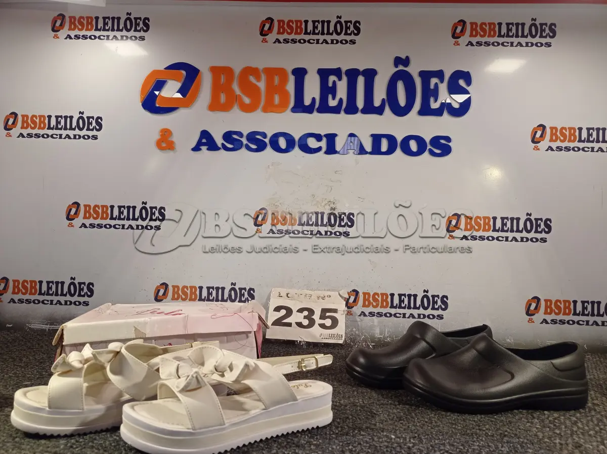 LOTE 235 - 02 – PARES DE CALÇADOS FEMININO Nº 34 (NO ESTADO, NÃO SABEMOS SE FUNCIONA. LEILÃO NÃO TEM GARANTIA E NEM DEVOLUÇÃO, SUJEITO A POSSÍVEIS AVARIAS VISÍVEIS/OCULTAS E/OU AUSÊNCIA DE COMPONENTES)