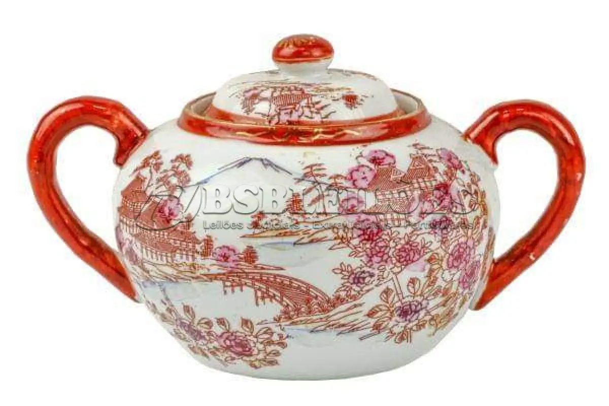 LOTE 177 - LINDO JOGO DE CHÁ IMPORTADO MADE IN JAPAN  ORIENTAL PINTADA À MÃO, COM CENAS DE GUEIXAS EM PAISAGEM LACUSTRE E NO VERSO COM VISTA DO MONTE KILIMANJARO, FILETADA NA TONALIDADE TERRACOTA. TOTAL DE 11 PEÇAS (NO ESTADO)