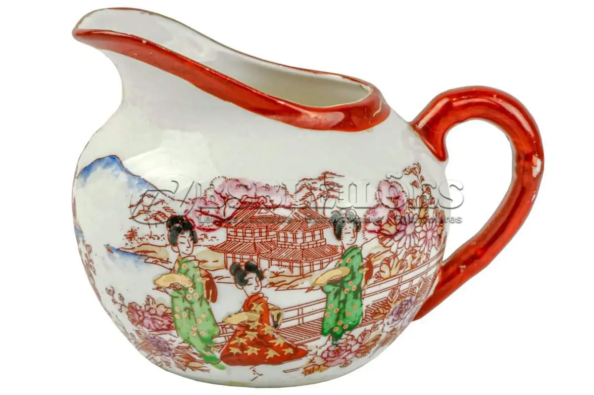 LOTE 177 - LINDO JOGO DE CHÁ IMPORTADO MADE IN JAPAN  ORIENTAL PINTADA À MÃO, COM CENAS DE GUEIXAS EM PAISAGEM LACUSTRE E NO VERSO COM VISTA DO MONTE KILIMANJARO, FILETADA NA TONALIDADE TERRACOTA. TOTAL DE 11 PEÇAS (NO ESTADO)
