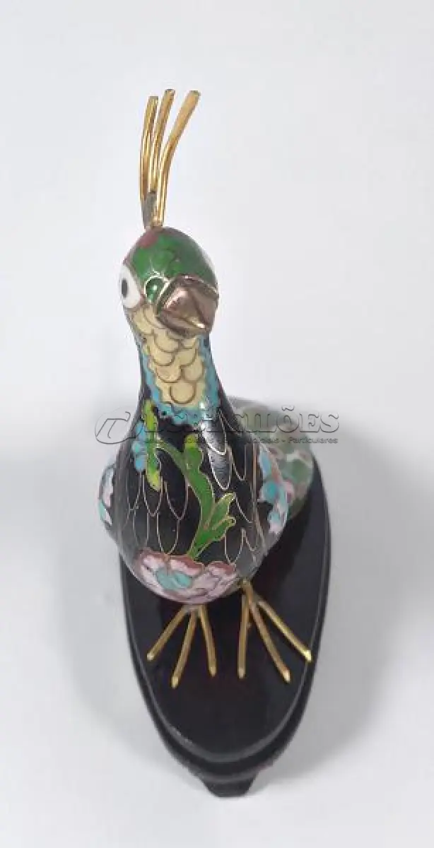 LOTE 075 - RARO CLOISONNÉ ORIENTAL, PAVÃO, COM PEANHA ORIGINAL EM MADEIRA E ESTOJO ORIGINAL. EM EXCELENTE ESTADO (NO ESTADO)