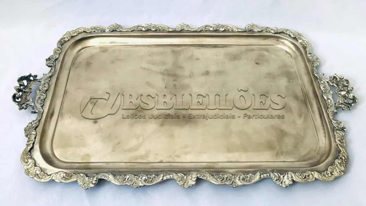 LOTE 137 - LINDA BANDEJA  EM METAL MED. 58X32 CM. (NO ESTADO)