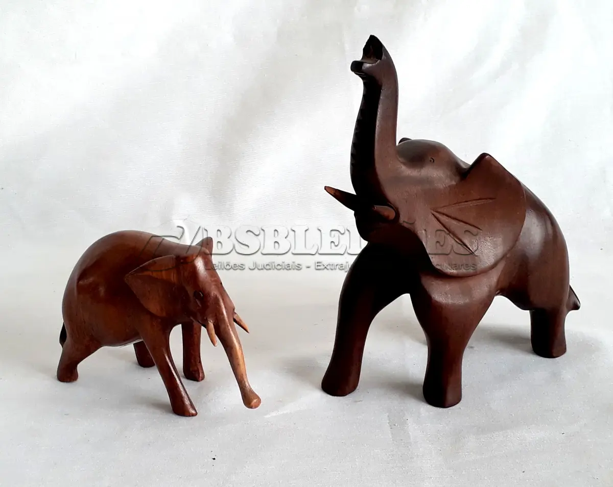 LOTE 076 - DUAS ESCULTURAS DE MADEIRA ELEFANTES. 20 E 10 CM.(NO ESTADO)