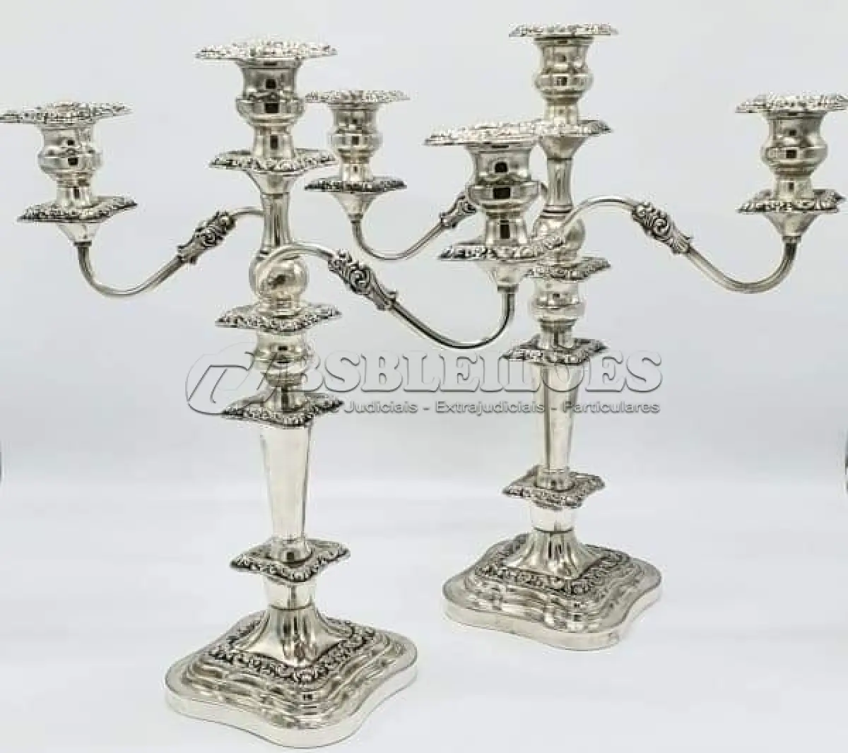 LOTE 141 - CANDELABROS, INGLESES, EM COBRE BANHO DE PRATA,  PODEM SER USADOS COMO CASTIÇAL, PARTES REMOVÍVEIS (46CM X 41CM). (NO ESTADO)